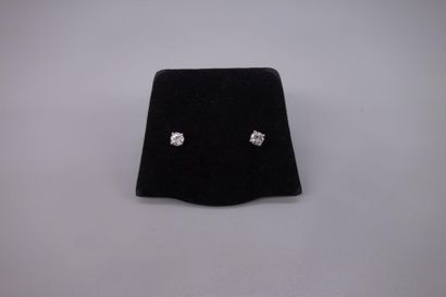 null Paire de clous d'oreilles en or gris 18K (750/oo) sertis de deux diamants taille...