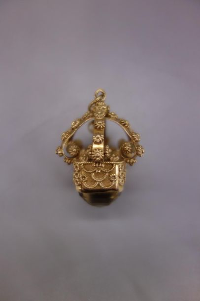null Pendentif "lanterne italienne" figurant une couronne en or jaune à décor ciselé,...