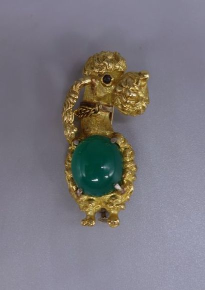 null Broche en or jaune 18K (750/oo) martelé figurant un caniche, le corps orné d'un...