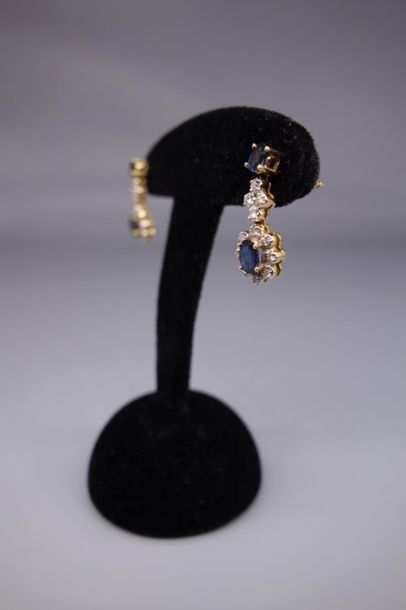 null Paire de pendants d'oreilles en or 18K (750/oo) de deux tons agrémentés de saphirs...