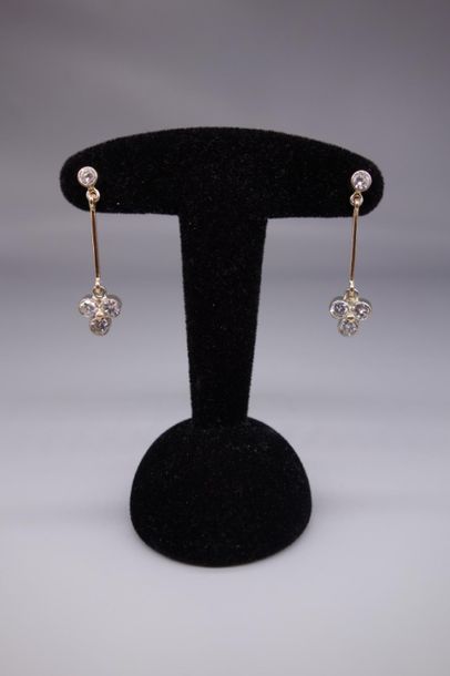 null Paire de pendants d'oreilles en or 18K (750/oo) de deux tons agrémentés de diamants...