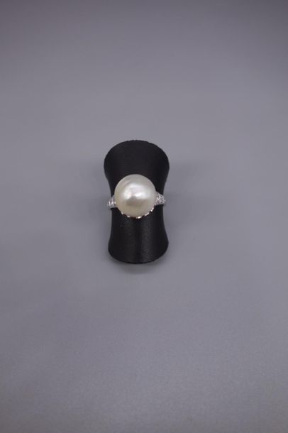 null Bague en or gris 18K (750/oo) et platine (850/oo) sertie d'une perle baroque...