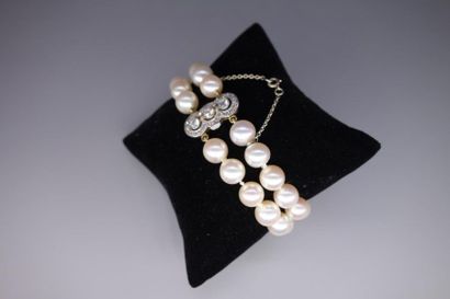 null Bracelet à deux rangs de perles de culture en choker, le fermoir en or 18K (750/oo)...