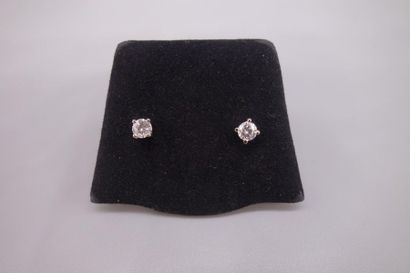 null Paire de clous d'oreilles en or gris 18K (750/oo) sertis de deux diamants taille...