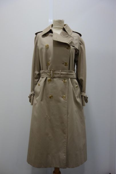 null BURBERRYS.
Trench en gabardine de coton beige, petit col, double boutonnage...