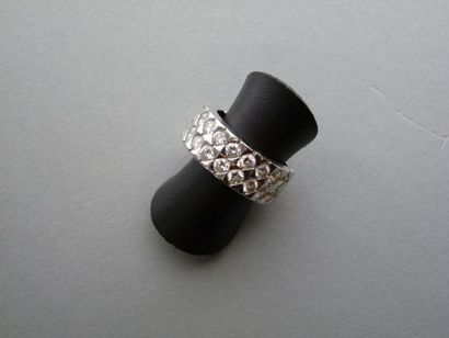 null BOUCHERON : Bague anneau en or gris 18K (750/oo) ornée de diamants taille brillant...