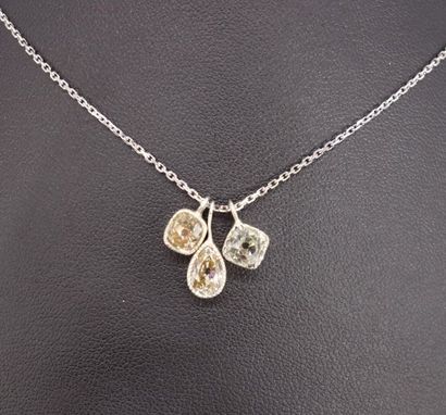 null Collier en or gris 18K (750/oo) maille forçat agrémenté de 3 pampilles en argent...