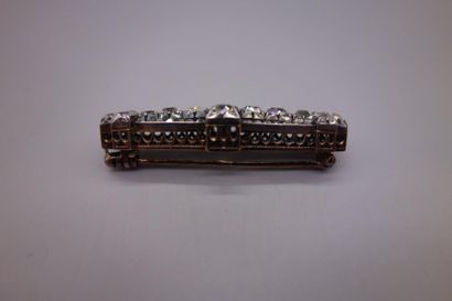 null Broche en or bas titre et argent (800/oo) à décor géométrique serti de diamants...