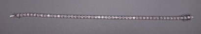 null Bracelet ligne en or gris 18K (750/oo) orné de diamants taille brillant pesant...
