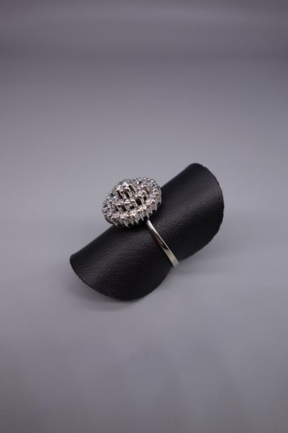 null Bague ronde en or gris 18K (750/oo) sertie de diamants taille brillant. TDD...