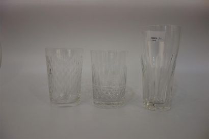 null BACCARAT. Deux verres en cristal à décor taillé. On joint quatre verres à orangeade....