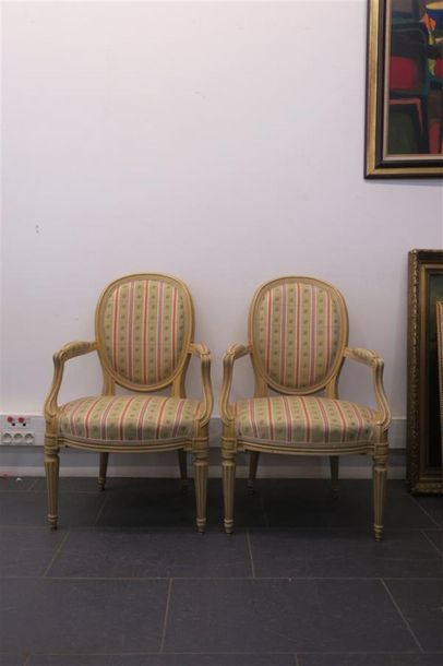 null Paire de fauteuils médaillon en bois laqué, style Transition Louis XV-Louis...