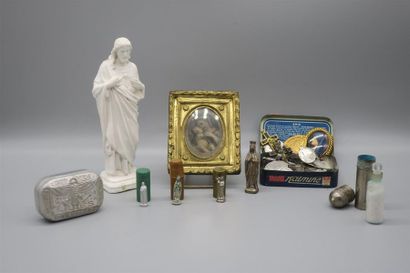 Lot d'objets religieux dont biscuit, médailles,...