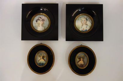 null Deux paires de miniatures en pendant : Portraits de dame de qualité. 