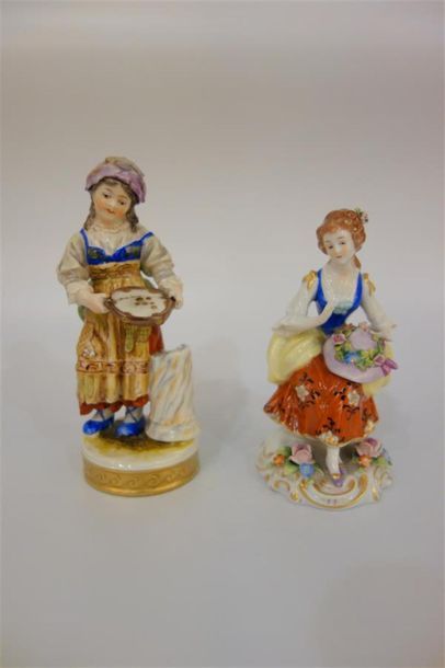 null Deux figurines en porcelaine polychrome. Accidents. 