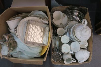 Cartons d'objets divers dont vaisselle, tasses,...