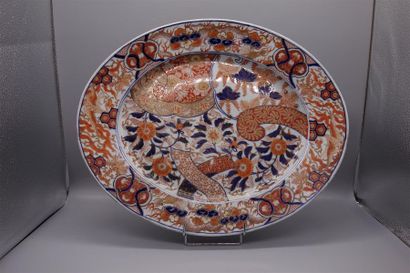 null Imari. Grand plat oblong en porcelaine à décor de dragons et chrysanthèmes....