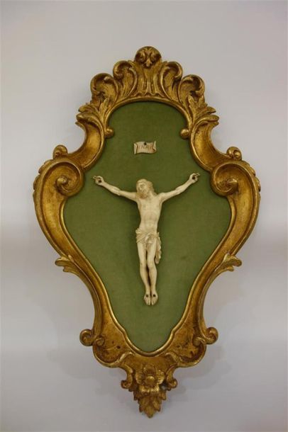 null Christ en ivoire ? dans un encadrement en bois doré de style Louis XV. 