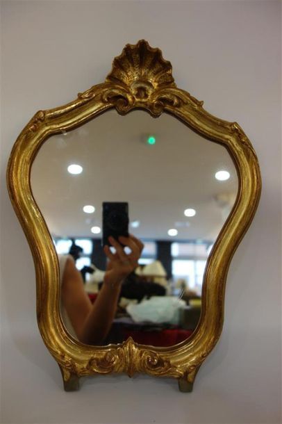 null Petit miroir en bois doré violoné à décor de coquilles. Style Louis XV. 