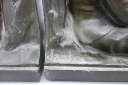 null Serres-livres en régule signés Janlo à décor de guerriers assis.