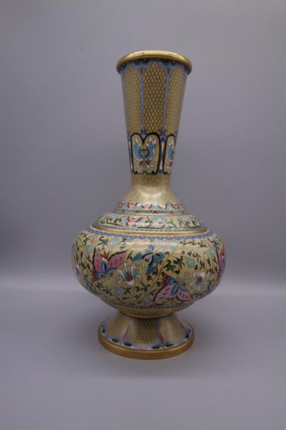 null Vase en cloisonné à décor de papillons et de fleurs sur fond bleu.