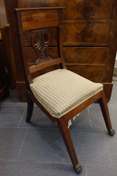 Une chaise en bois naturel, dossier en forme...
