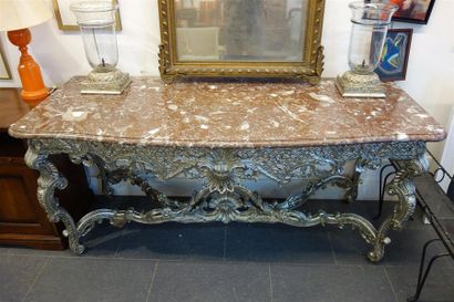 null Importante CONSOLE en bois laqué argent à décor sculpté et ajouré de coquilles...