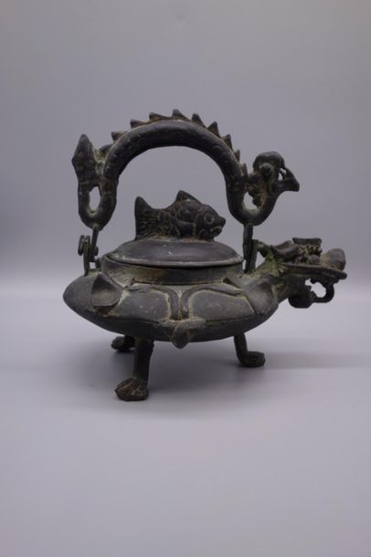 null Japon, théière tripode en bronze à décor de dragon.