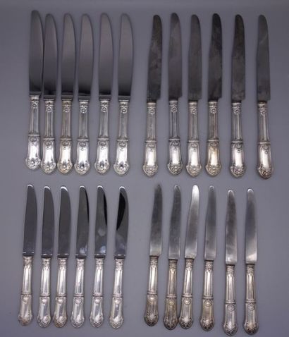 null SERVICE de COUTEAUX en métal argenté comprenant 12 couteaux de table (6 lames...