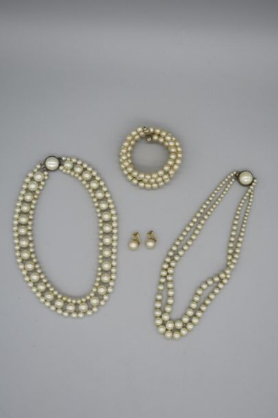 null Un lot de bijoux fantaisies contenant deux colliers de perles, un bracelet et...