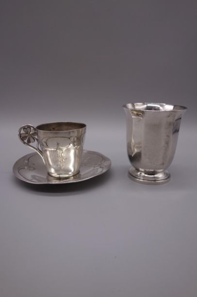 null TASSE et TIMBALE en argent. 227 gr