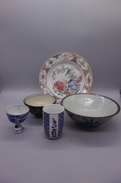 null Lot de céramiques asiatiques comprenant un grand bol à décor bleu blanc, une...