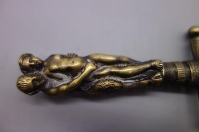null COUPE-PAPIER en bronze doré à décor érotique d'un satyre et d'une jeune fem...