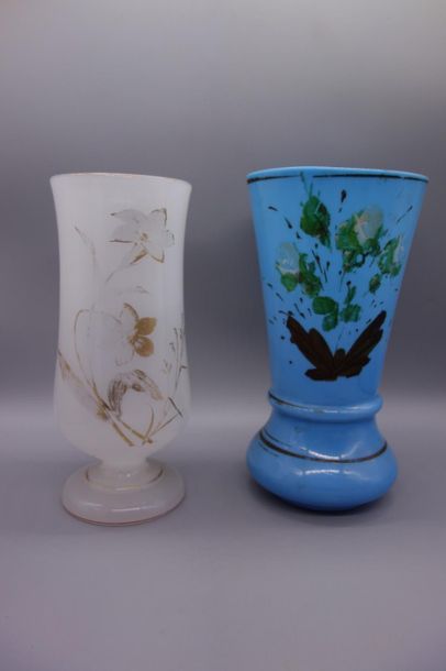 null Vase en opaline de forme balustre à col évasé, à décor de fleurs et feuillages....