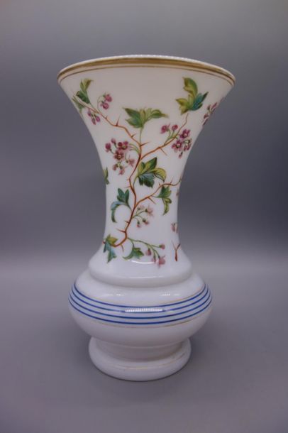null Vase en opaline de forme balustre à col évasé, à décor de fleurs et feuillages....