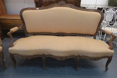null Important mobilier de salon en noyer de style Louis XV comprenant quatres chaises,...