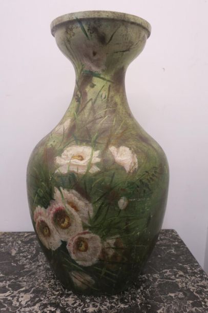 null Grand vase à col à décor de fleurs de lotus sur fond vert. Accidents. 