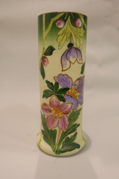 Vase en verre opalin à décor floral émai...