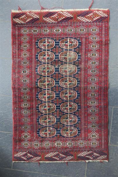 null BOUKKHARA. Ancien tapis en laine à points noués à décor de pas d'éléphants....