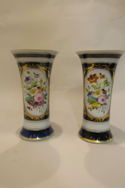 null Paire de vases cornets dans le goût de la porcelaine de Bayeux à décor de b...