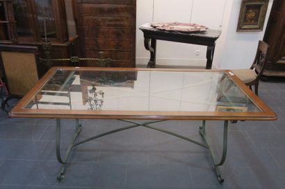 null Table de salle à manger à piètement en fer forgé et plateau en verre dans un...