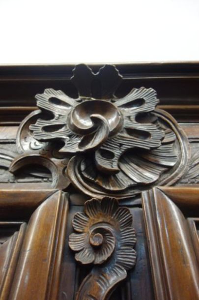 null Armoire lyonnaise en noyer à décor mouluré et sculpté de feuillages, fleurs...