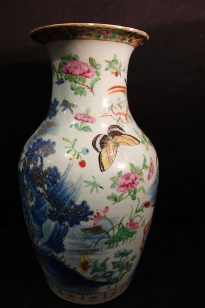 null CHINE. Vase balustre en porcelaine à décor polychrome et doré de scènes de chasse....