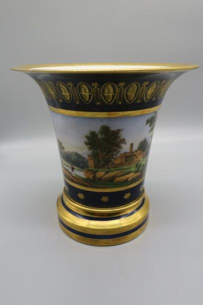 null Vase cornet en porcelaine à décor polychrome de paysage en réserve sur fond...