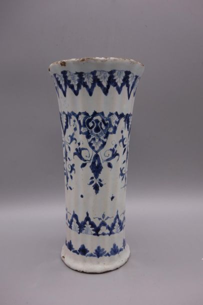 null Vase cornet en faïence blanche et bleue.
H. 20 cm. Accidents. 