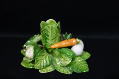 null Bougeoir en céramique simulant des feuilles de choux, carottes et poivrons.
Accidents...