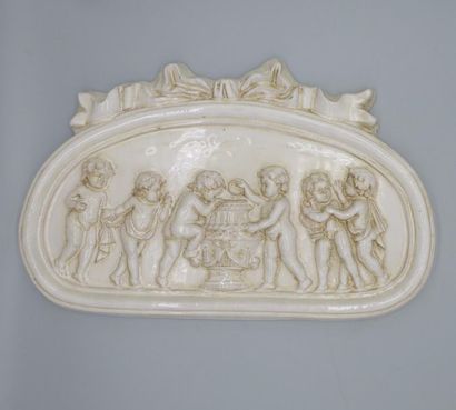 null Plaque en terre cuite vernissée figurant des putti autour d'une urne.
25 x 40...