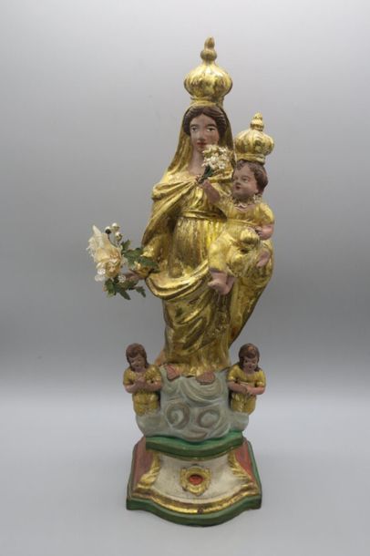 null Statue en terre-cuite polychrome représentant une Vierge à l'Enfant.
H. 42 ...