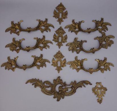 null Ensemble de garnitures de commode en bronze doré. Style Louis XV. 