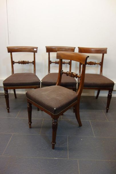 null Quatres chaises de style anglais en bois naturel, garniture de tissu noir. 